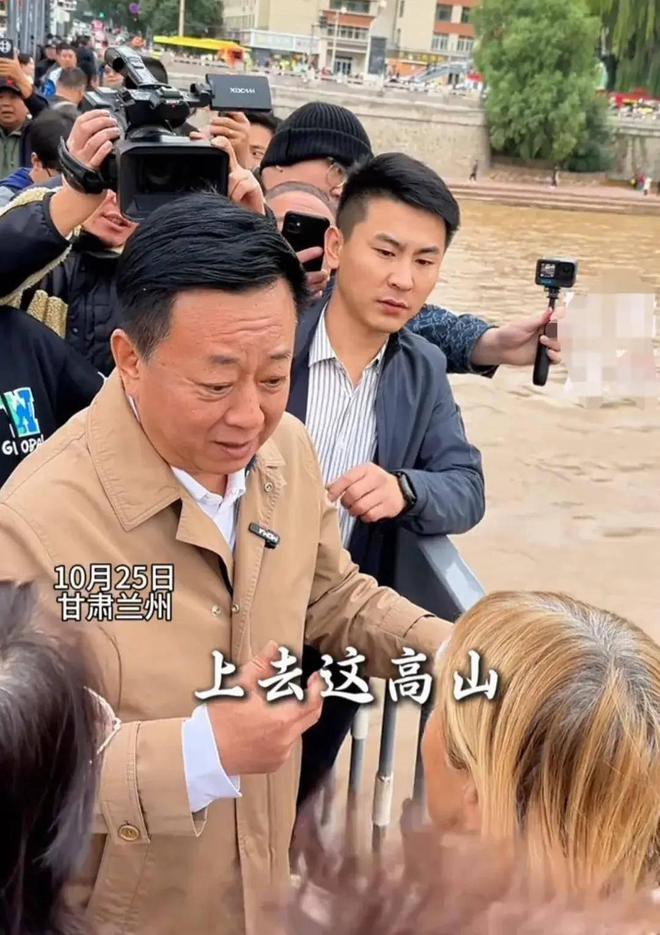 脸横肉眼睛肿大陪维娜打卡黄河被冷脸嫌弃爱游戏app手机版60岁朱军现身兰州满(图6)