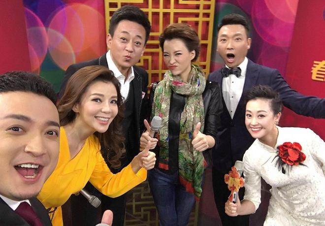 脸横肉眼睛肿大陪维娜打卡黄河被冷脸嫌弃爱游戏app手机版60岁朱军现身兰州满(图4)
