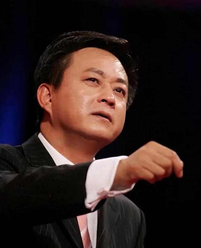 脸横肉眼睛肿大陪维娜打卡黄河被冷脸嫌弃爱游戏app手机版60岁朱军现身兰州满(图10)
