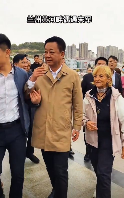 脸横肉眼睛肿大陪维娜打卡黄河被冷脸嫌弃爱游戏app手机版60岁朱军现身兰州满(图11)