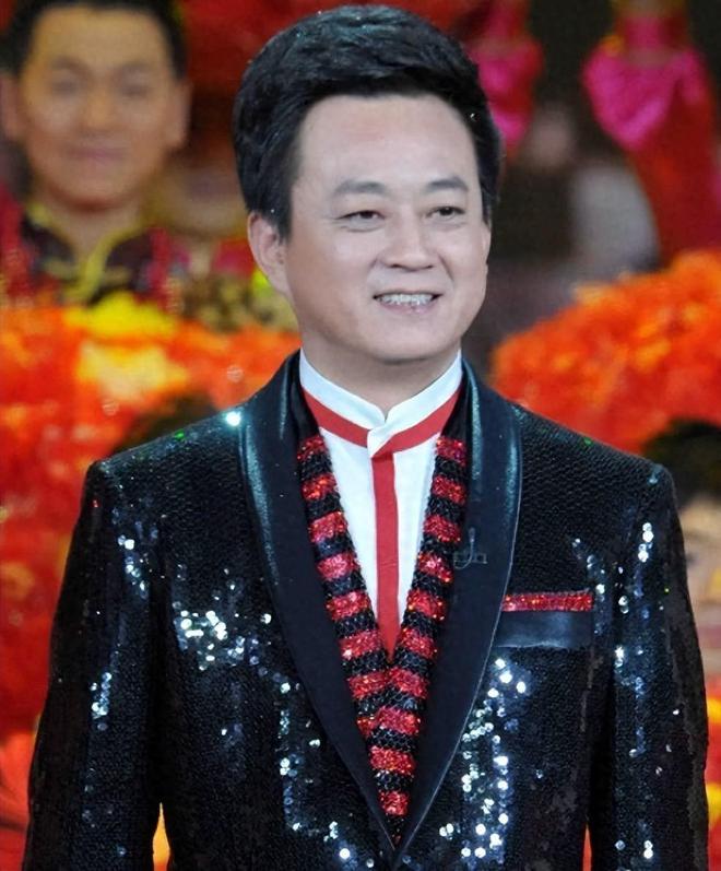 脸横肉眼睛肿大陪维娜打卡黄河被冷脸嫌弃爱游戏app手机版60岁朱军现身兰州满(图15)