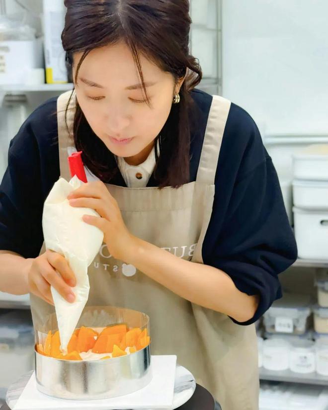 司店做烘焙师新店开张获容祖儿旧爱现场支持爱游戏appTVB离巢视后转行开日式吐(图2)