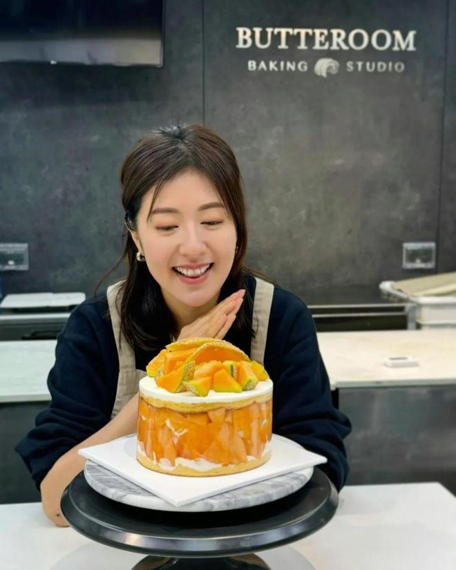 司店做烘焙师新店开张获容祖儿旧爱现场支持爱游戏appTVB离巢视后转行开日式吐(图3)